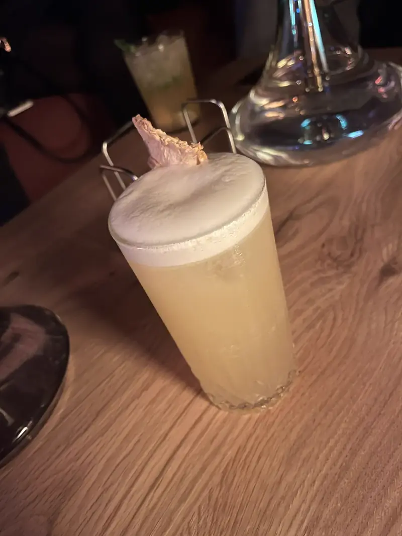 Cóctel con espuma servido en NOOR Lounge
