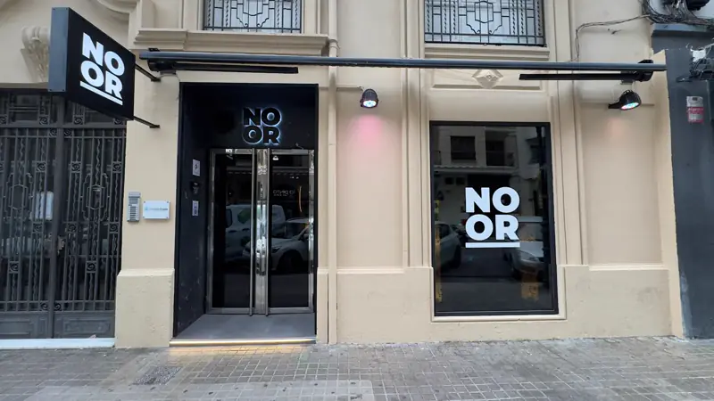Fachada de NOOR shisha lounge en Carrer Serrano Morales 3, Valencia